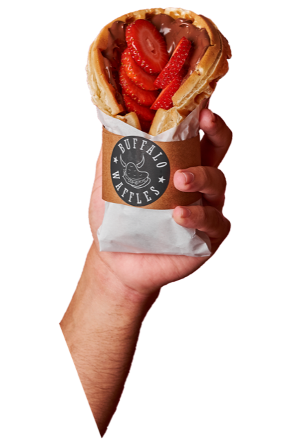 Waffle Frutella de Buffalo Waffles en su envoltorio kraft, sostenido en la mano