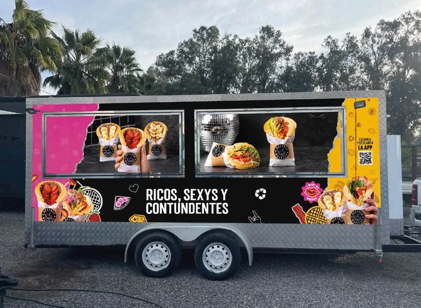 Carro de comida Buffalo Waffles con la gráfica de marca y la frase Ricos, sexys y contundentes
