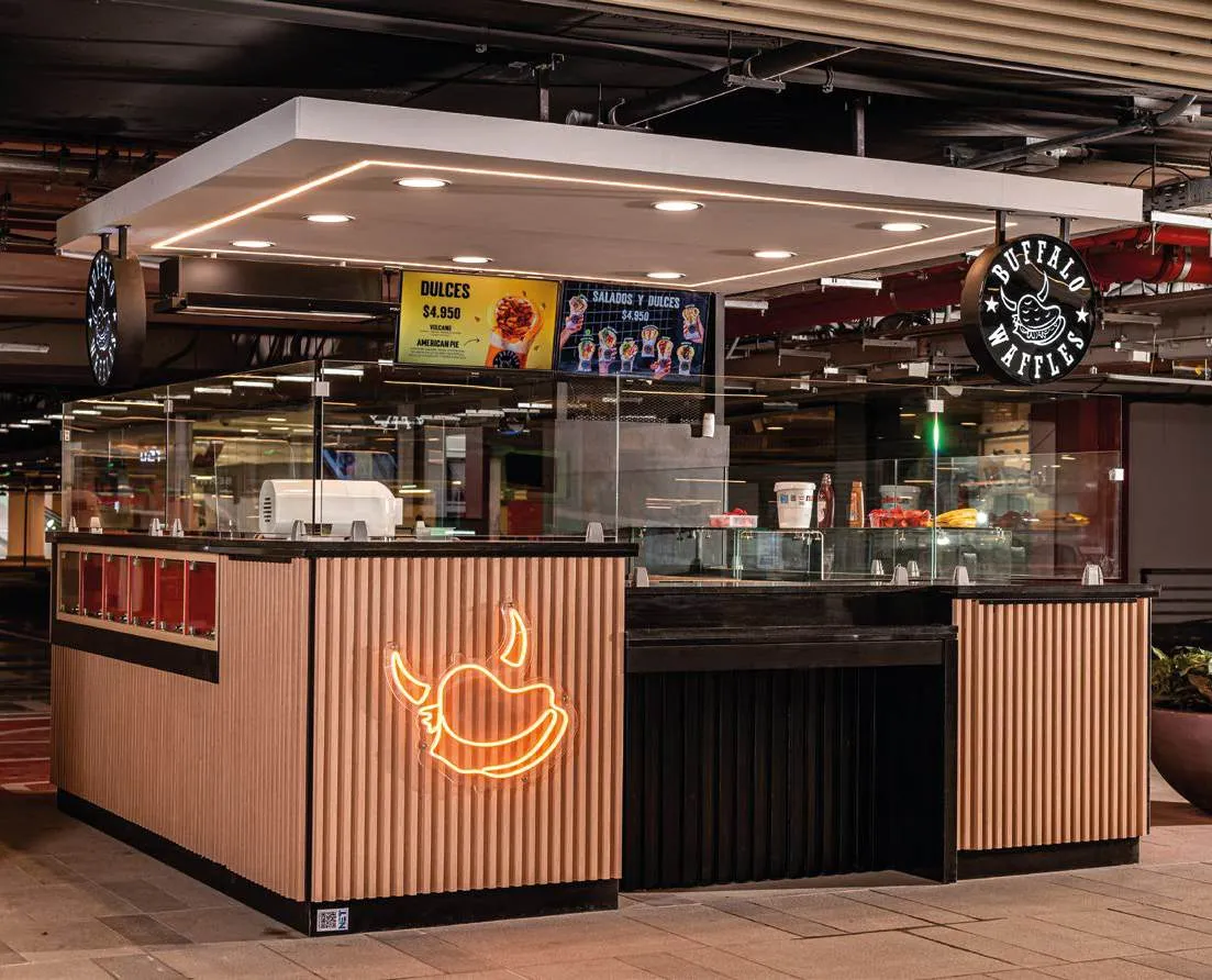 Isla Buffalo Waffles en el pasillo de un centro comercial, con el cuerno de neón de la marca en el mesón