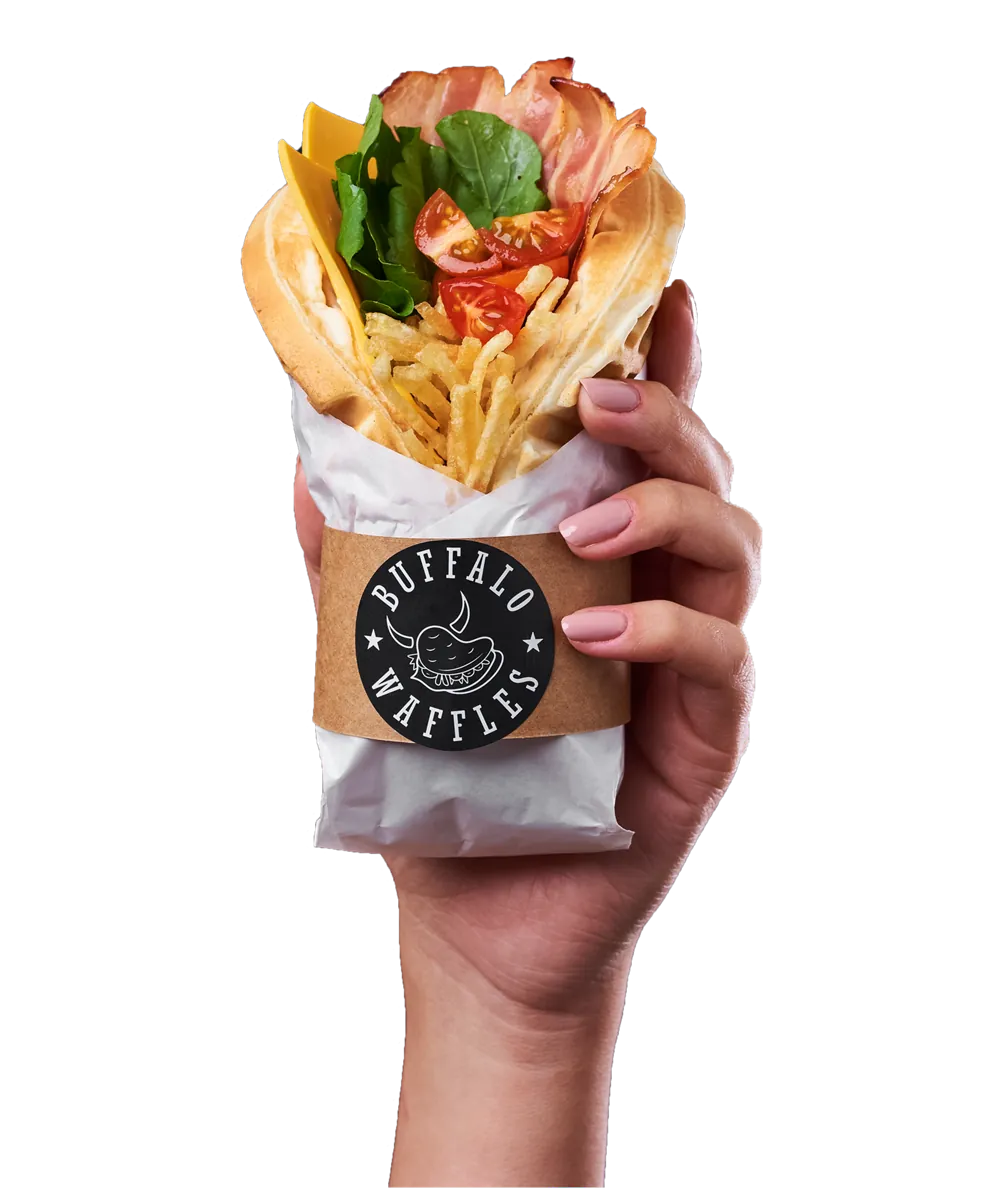 Mano sosteniendo un waffle salado Cheddar envuelto con el sello Buffalo Waffles